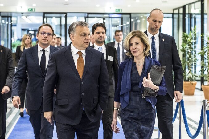 Orbán Viktor megérkezik az EP brüsszeli épületébe