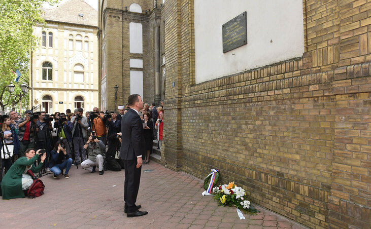 Igor Mirović tartományi kormányfő elhelyezi a kegyelet virágait (Fotó: Ótos András)