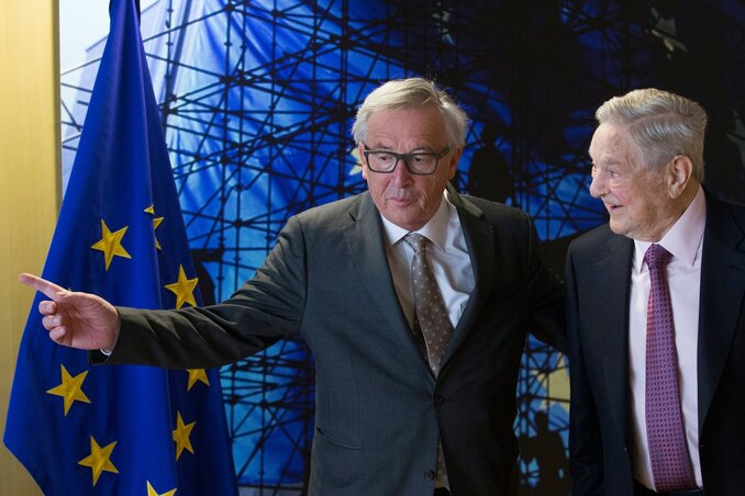 Jean-Claude Juncker fogadja Soros Györgyöt (Fotó: MTI/EPA)