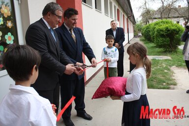 Nyilas Mihály és Crnković Gábor átvágják a szalagot (Kazinczy Paszterkó Diana felvétele)