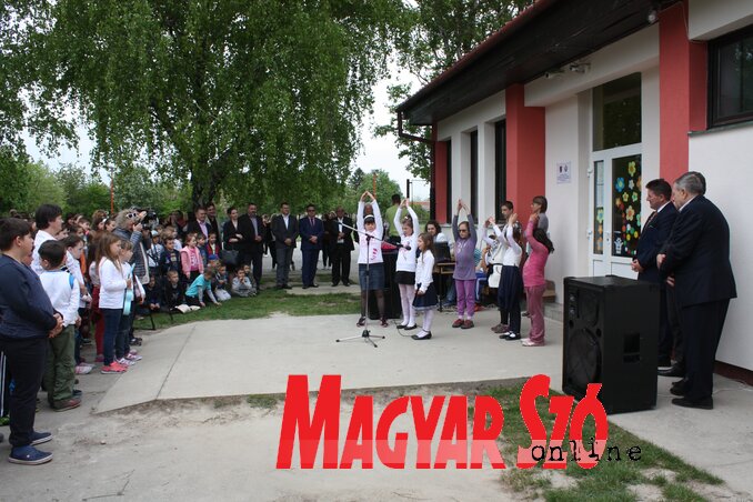 Az épület átadását az iskolaudvarban a diákok zenés-irodalmi összeállítása tette ünnepélyesebbé (Kazinczy Paszterkó Diana felvétele)