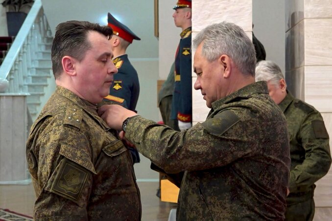 Szergej Sojgu látogatása alkalmával orosz katonákat is kitüntetett (Beta/AP)