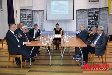 A kerekasztal-beszélgetés résztvevői a szegedi Gál Ferenc Főiskola Klebelsberg-termében (Máriás Endre felvétele)