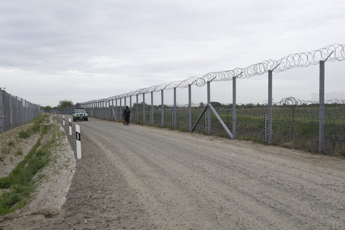 A két kerítés között vezet a műveleti út (Fotó: MTI)