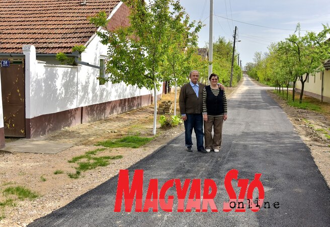 A Zórád házaspár is már nagyon várta az aszfaltutat A Zórád házaspár is már nagyon várta az aszfaltutat