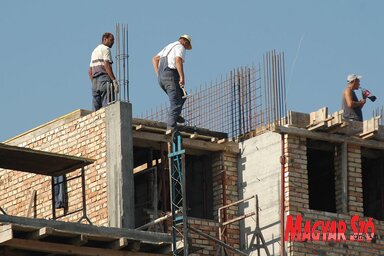 A lakások nagy részét már akkor eladják, amikor még fel sem épült a lakótömb (Ótos András felvétele)