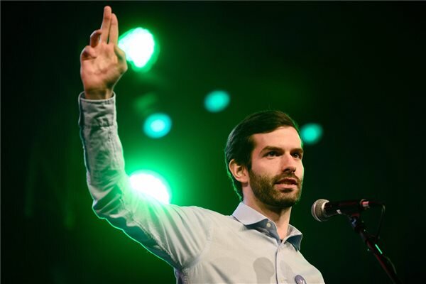 Fekete-Győr András, a Momentum Mozgalom elnöke beszédet mond a Momentum Mozgalom Európához tartozunk! jelmondattal meghirdetett demonstrációján (Fotó: MTI)