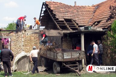 Összefogtak a bajban (Kecskés István felvétele)
