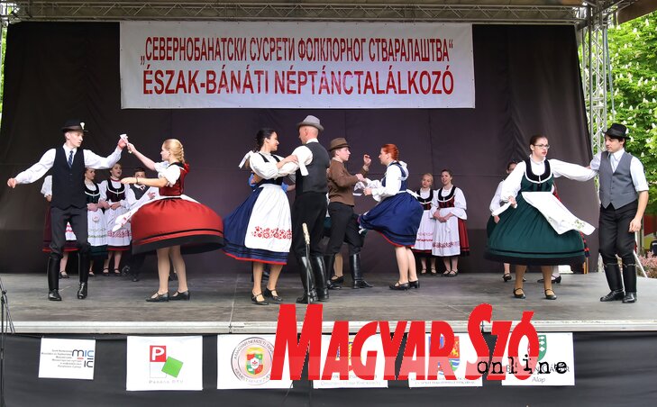 A horgosi Bartók Béla ME táncosai (Gergely József felvétele) A horgosi Bartók Béla ME táncosai (Gergely József felvétele)
