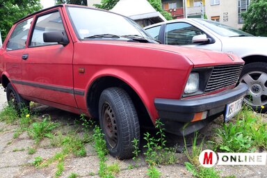A gaz benövi a kerekeket – biztos jele annak, hogy az autót nem használják. Ha tulajdonos az elszállítás után sem jelentkezik, elárverezik a járművet (Dávid Csilla felvétele)