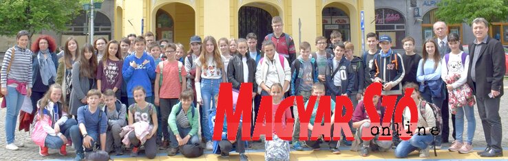 A tornyosi és a pécsi diákok kísérőikkel Zenta főterén (Máriás Endre felvétele) A tornyosi és a pécsi diákok kísérőikkel Zenta főterén (Máriás Endre felvétele)