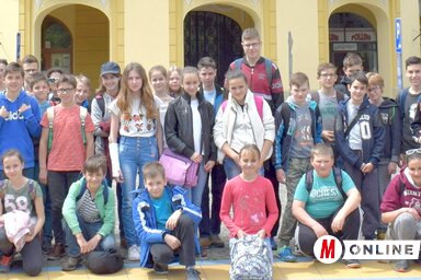 A tornyosi és a pécsi diákok kísérőikkel Zenta főterén (Máriás Endre felvétele)