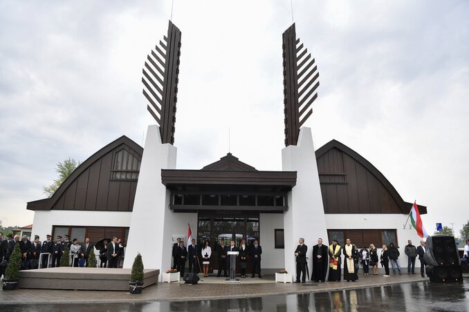 Orbán Viktor beszédet mond az új járási uszoda felavatásán Csengeren (Fotó: MTI)