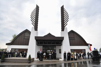 Orbán Viktor beszédet mond az új járási uszoda felavatásán Csengeren (Fotó: MTI)