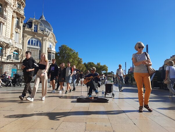 Utcazenész a Place de la Comédie-n