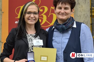 Felvételünkön Kanyó Fruzsina és felkészítő tanára, Katona Edit a Kazinczy-díj átvétele után (Gergely József felvétele)