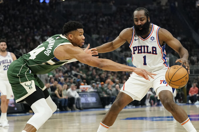 Antetokounmpo próbál labdát lopni Hardentől (Fotó: Beta/AP) Antetokounmpo próbál labdát lopni Hardentől (Fotó: Beta/AP)