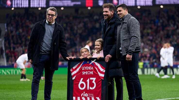 Diego Simeone (jobbról a második) az Atlético leghűségesebb trénere lett, a Sevilla ellen 613. alkalommal ült a kispadon (Fotó: Getty Images)