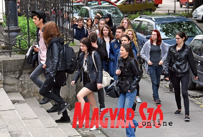 A harmadikos középiskolások érkezése a tanulmányi kirándulás első állomására, a szabadkai ferencesek templomába (Gergely Árpád felvétele)