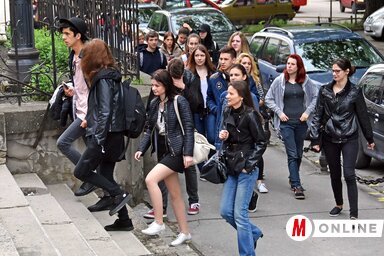 A harmadikos középiskolások érkezése a tanulmányi kirándulás első állomására, a szabadkai ferencesek templomába (Gergely Árpád felvétele)