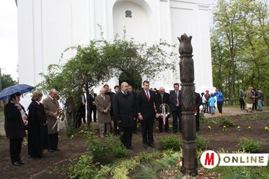 Az ünnepséget záró koszorúzás a templomkertben (Kazincy Paszterkó Diana felvétele)