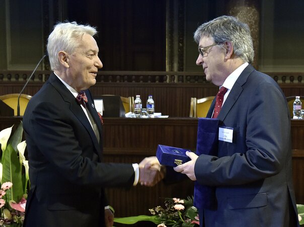 Lovász László, az MTA elnöke átadja a kitüntetést Vizi E. Szilveszter korábbi elnöknek (MTI/Máthé Zoltán)