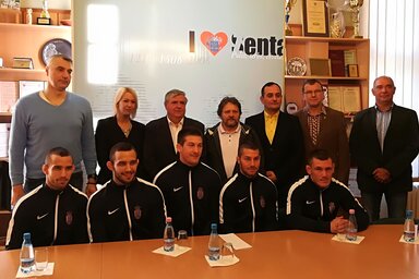 A zentai birkózók a város és a sportszövetség vezetőivel