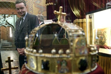 Habsburg György, Magyarország utazó nagykövete a Ferenc József és felesége, Erzsébet koronázásának 150. évfordulója alkalmából nyílt, a koronázási ceremóniát és a királyné életét bemutató kiállítás megnyitóján a Mátyás-templomban (MTI Fotó: Kovács Tamás)