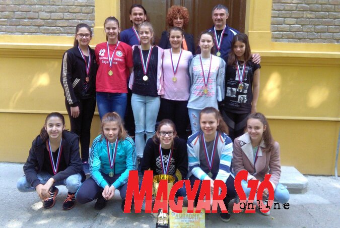 A bajnokcsapat az adai iskola előtt (Csincsik Zsolt felvétele) A bajnokcsapat az adai iskola előtt (Csincsik Zsolt felvétele)