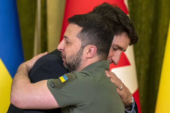 Trudeau és Zelenszkij ölelkezik (Fotó: Beta/AP)