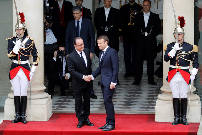 Az ünnepség első aktusaként a leköszönő  francia elnök, Francois Hollande az Elysée-palotában fogadta a megválasztott elnököt (Fotó: Beta/AP)