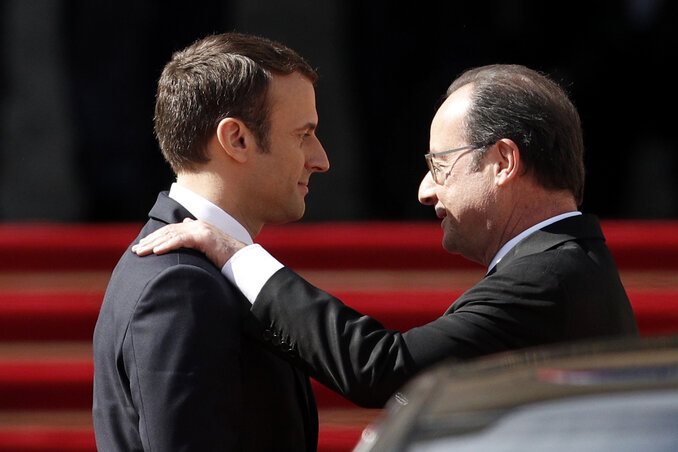 Emmanuel Macron megválasztott francia államfő vasárnap délelőtt ünnepélyesen átvette az elnöki hatalmat Francois Hollande távozó államfőtől (Fotó: Beta/AP)