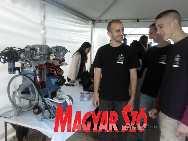 Stefan Hodoba, a nagybecskereki Mihajlo Pupin Műszaki Kar gépészmérnöki szakának farmernadrágos hallgatója az autómotor működését magyarázza egy érdeklődő fiatalnak (kép: Bozsoki Valéria) Stefan Hodoba, a nagybecskereki Mihajlo Pupin Műszaki Kar gépészmérnöki szakának farmernadrágos hallgatója az autómotor működését magyarázza egy érdeklődő fiatalnak (kép: Bozsoki Valéria)