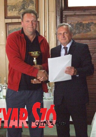 Zoran Varađanin (balról) átveszi Snejder Sándortól, a Kertbarátkör elnökétől a legjobb pálinkáért járó serleget (kép: Góbor Béla)