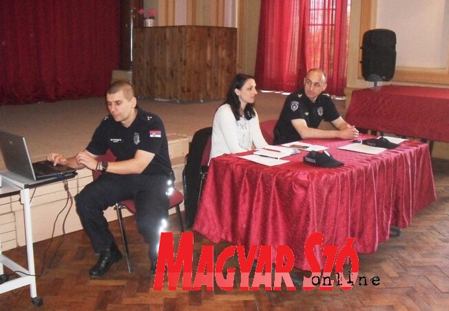 Belügyi dolgozók tartottak előadást a Svetozar Marković Gimnáziumban (Fotó: Lukács Melinda)