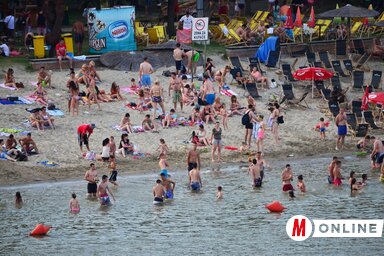 Az új elektronikus beléptetőrendszernek köszönhetően sokkal gyorsabban lehet majd bejutni a Strandra, remélhetőleg nem alakulnak ki olyan sorok, mint az előző években (Dávid Csilla illusztrációja)