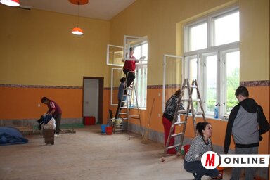 Szépül a színház épülete (Kazinczy Paszterkó Diana felvétele)