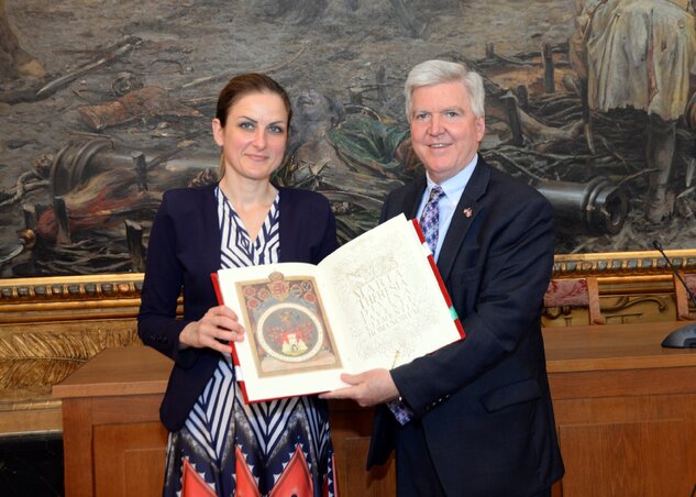 A város szabadságlevelének másolatát kapta ajándékba a nagykövet (Fotó: Fekete J. József)