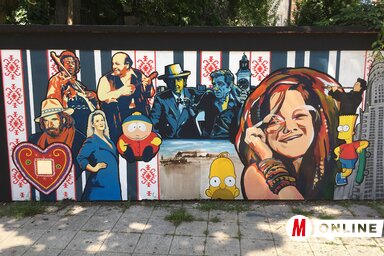 Fiatal művésznövendékek falfestményeket rajzoltak Újvidék központjában, a járókelőknek tetszik az alkotás, reméljük nem tűnnek el a reklámplakátok alatt (Halász Gyula felvétele)