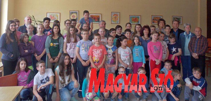 Diákok, pedagógusok és vendégek a Thurzó iskolában (Horváth Zsolt felvétele)
