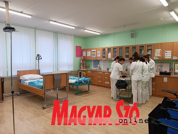 Diákok a gyakorlati órán (Fotó: Dér Dianna) Diákok a gyakorlati órán (Fotó: Dér Dianna)