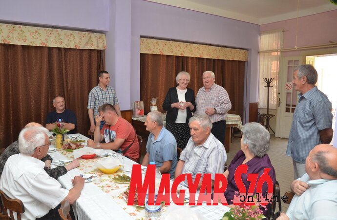 Kovács István és Kőműves Valéria köszöntik a nyugdíjasokat (Lakatos János felvétele)