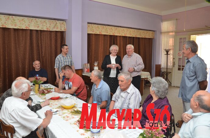 Kovács István és Kőműves Valéria köszöntik a nyugdíjasokat (Lakatos János felvétele) Kovács István és Kőműves Valéria köszöntik a nyugdíjasokat (Lakatos János felvétele)