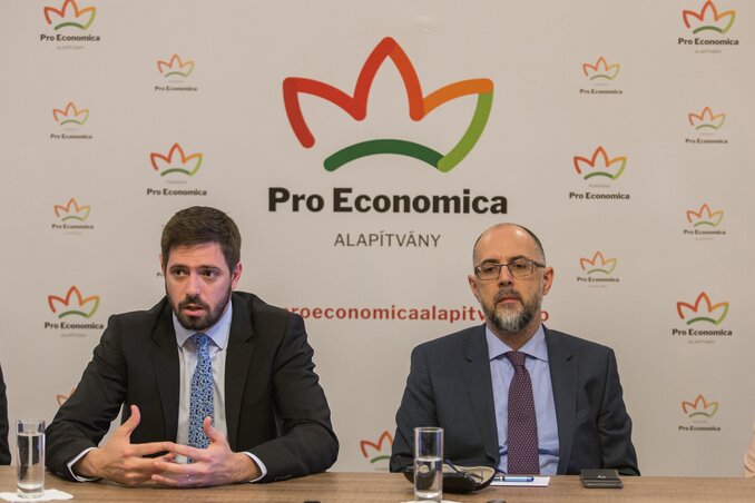 Magyar Levente és Kelemen Hunor a Pro Economica Alapítvány székhelyén (MTI–Boda L. Gergely)