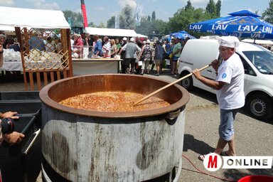 Humanitárius célból az idén is hatalmas kondérban főzik majd a látogatóknak a babgulyást (Góbor Béla korábbi felvétele)