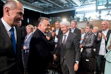 Orbán Viktor miniszterelnök üdvözli Mikulás Dzurinda volt szlovák miniszterelnököt a Szlovén Demokrata Párt (SDS) kongresszusára Mariborban 2017. május 20-án. Balról Janez Jansa volt szlovén miniszterelnök, az SDS elnöke (MTI Fotó: Koszticsák Szilárd)