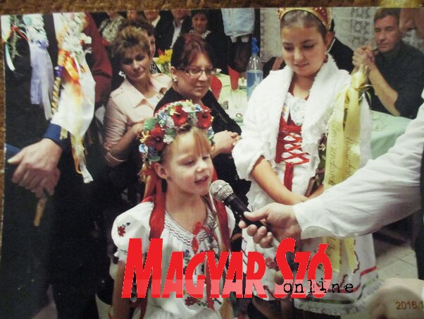 Lara, a legkisebb vőfély a családban (Sihelnik Ágnes felvétele) Lara, a legkisebb vőfély a családban (Sihelnik Ágnes felvétele)