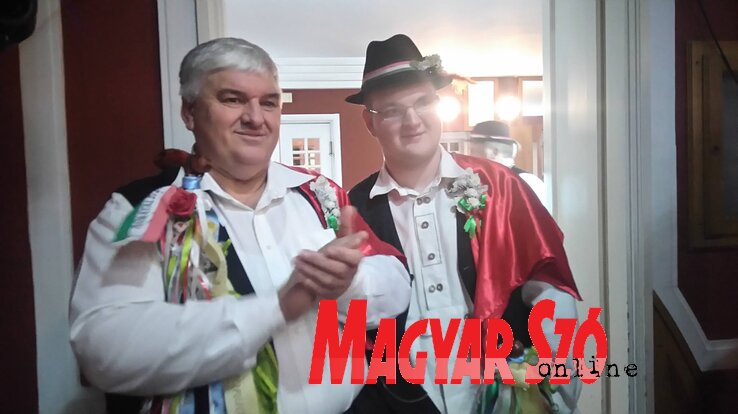 Apa és fia vőfélyként (Sihelnik Ágnes felvétele) Apa és fia vőfélyként (Sihelnik Ágnes felvétele)