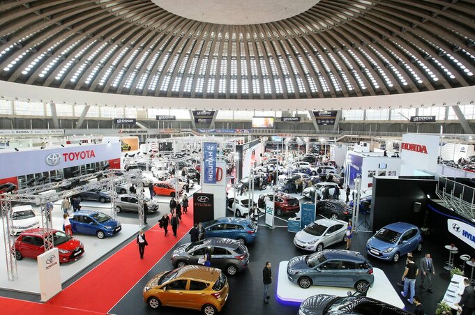Medjunarodni salon automobila, na kome ucestvuje oko 400 izlagaca, proizvodjaca i distributera automobilskih brendova, otvoren je danas na Beogradskom sajmu i trajace do nedelje 29. marta. S Medjunarodni salon automobila, na kome ucestvuje oko 400 izlagaca, proizvodjaca i distributera automobilskih brendova, otvoren je danas na Beogradskom sajmu i trajace do nedelje 29. marta. S