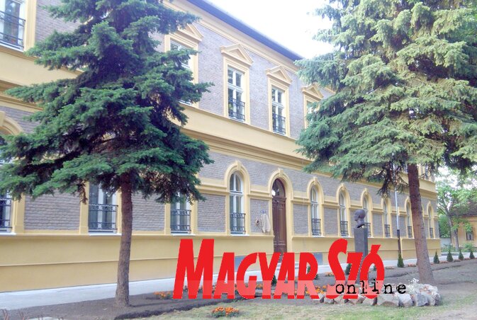 A megújult adai iskolaépület (Csincsik Zsolt felvétele) A megújult adai iskolaépület (Csincsik Zsolt felvétele)